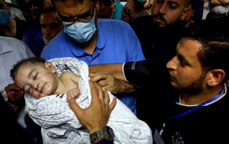 Bebeluș găsit în viață la pieptul mamei moarte, în casa lovită de o rachetă, în Gaza