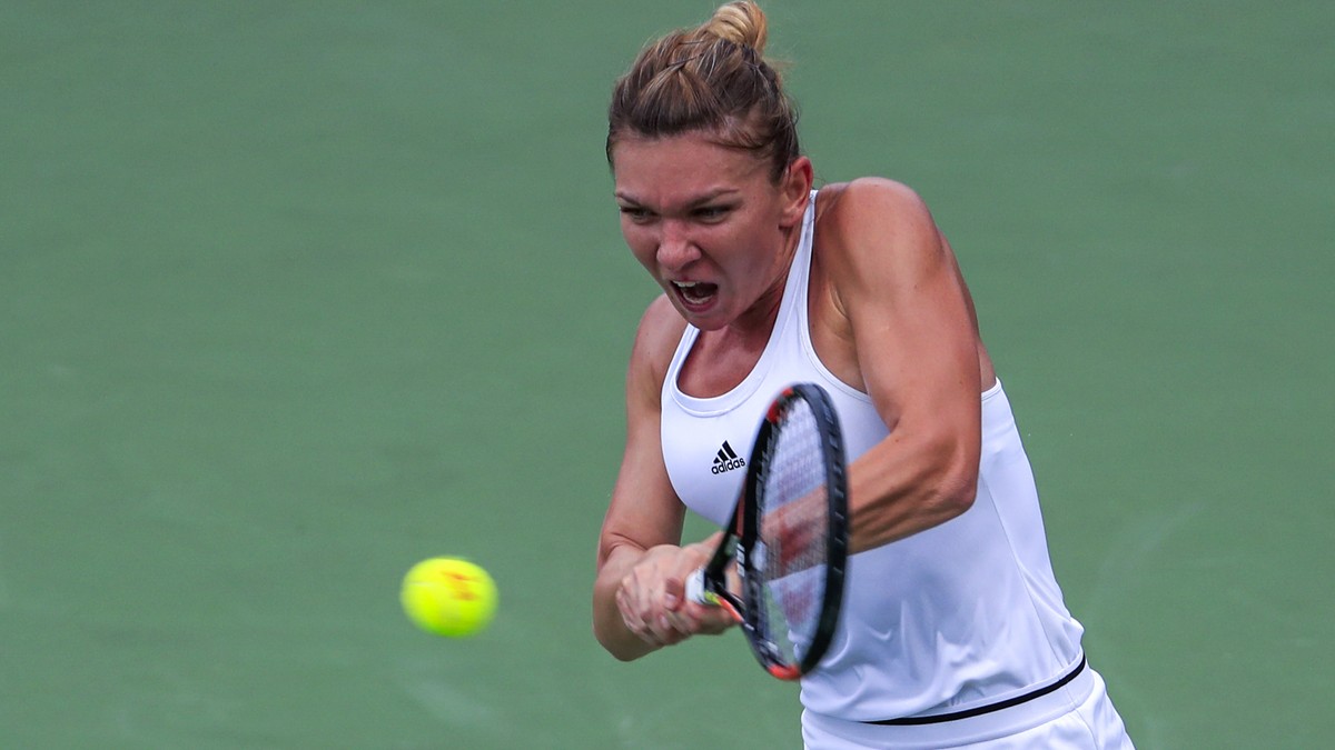 Simona Halep, în timpul meciului cu Angelique Kerber disputat în faza semifinalelor turneului de la Cincinnati. (FOTO: EPA)