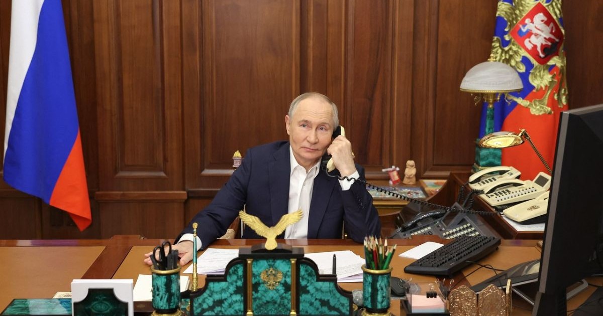 Vladimir Putin vorbind la telefon de la biroul său