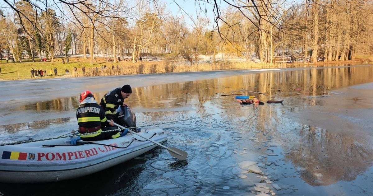 Vipan Kumar și Mădălin Popescu sunt trași la mal de pompieri, cu ajutorul unei bărci pneumatice, ducă ce au intrat într-un lac din Craiova să salveze o fetiță de 5 ani
