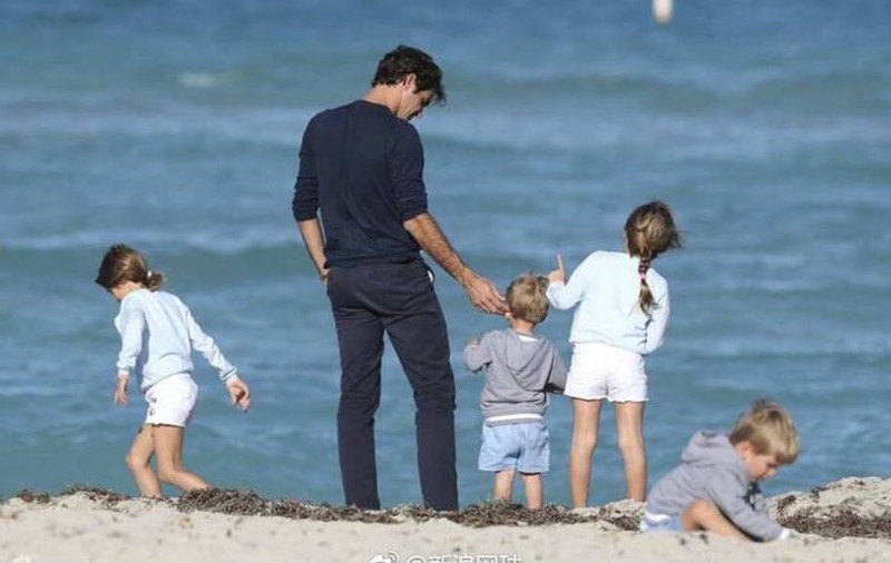 Federer și-a scos fetele la plajă. Campionul elvețian se relaxează la Miami / GALERIE FOTO