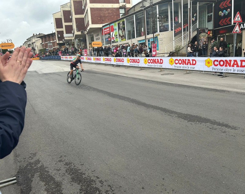 Sute de români au venit să-l vadă pe Jonas Vingegaard la Veliko Tarnovo. Cine a câștigat etapa a doua din Bulgaria, după căzătura masivă din final