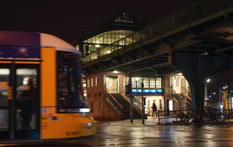 Tânără de 17 ani din Berlin, lovită cu pumnii și picioarele pentru că nu a purtat mască în tramvai