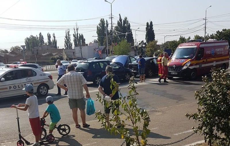 Carambol cu trei mașini în Oradea. Un copil a fost rănit