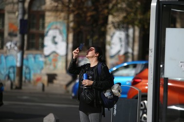 Bucureștenii privesc eclipsa din Piața Universității. | Foto: Dumitru Angelescu / Libertatea