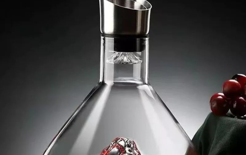 MindBlower extinde oferta decantoarelor de băuturi - sticle diamant, craniu, army, Terra, cu munte, lebadă