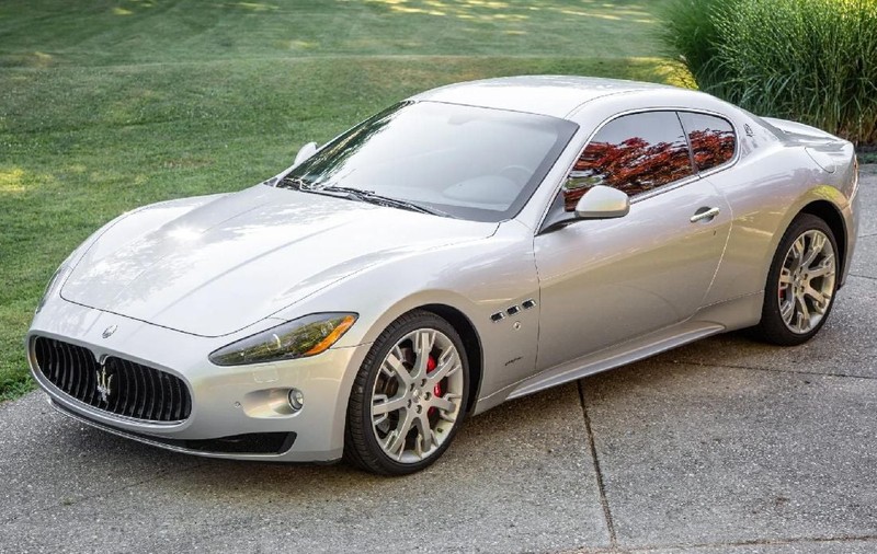 Singurul Maserati GranTurismo S manual din lume, scos la vânzare: are un motor V8 de 4,7 litri, 440 CP și puțin peste 22.000 km