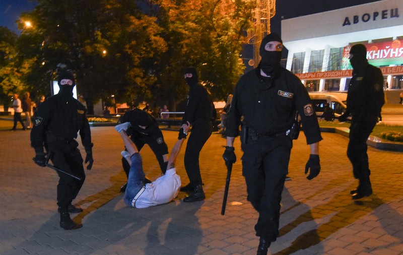 VIDEO | Violențe în Belarus, după alegerile pe care Lukașenko le-ar fi câștigat cu 80%. 120 de protestatari au fost arestați
