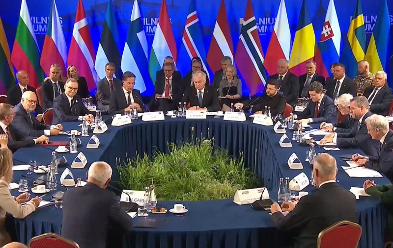 Nicușor Dan stă lângă Volodimir Zelenski la primul său summit internațional ca președinte al României. O întâlnire bilaterală este programată în cursul zilei