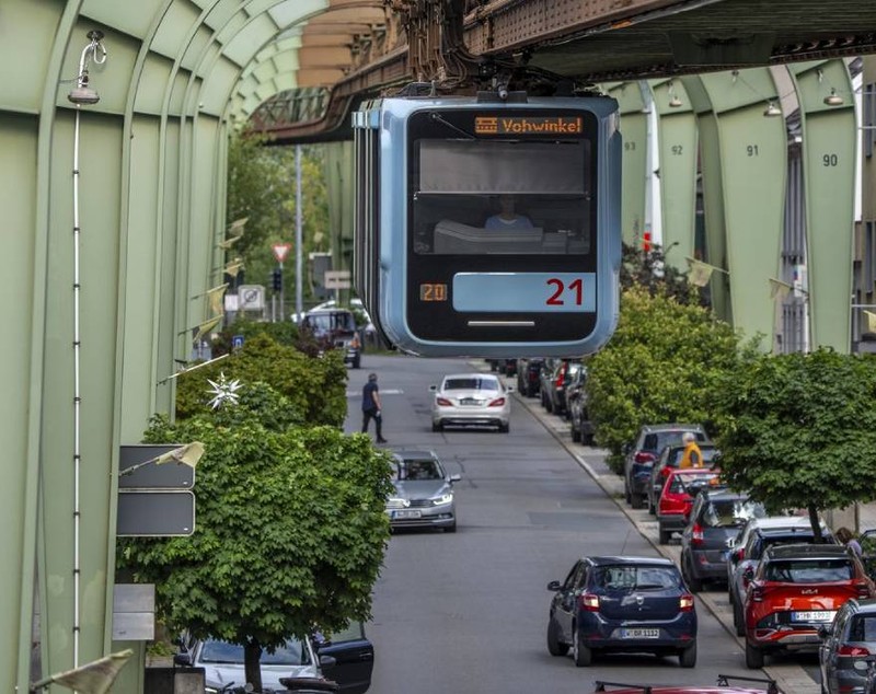Cel mai vechi tren suspendat din lume are 125 de ani și transportă zilnic 80.000 de oameni peste un oraș din Germania. Un elefant a căzut din el și a supraviețuit