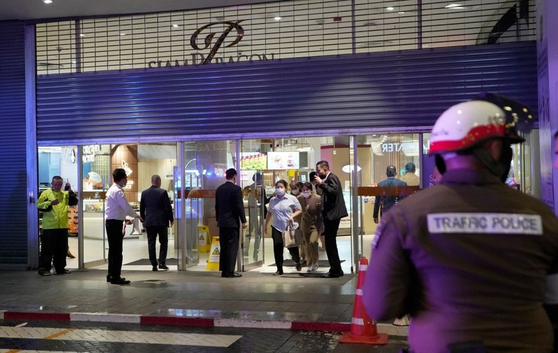 Focuri de armă într-un mall din Bangkok. Trei persoane au murit. Un adolescent a fost arestat