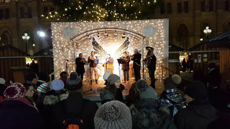 Scena de concerte a Târgului din Viena este una de mici dimensiuni, unde, în general, nu cântă decât artiştii locali