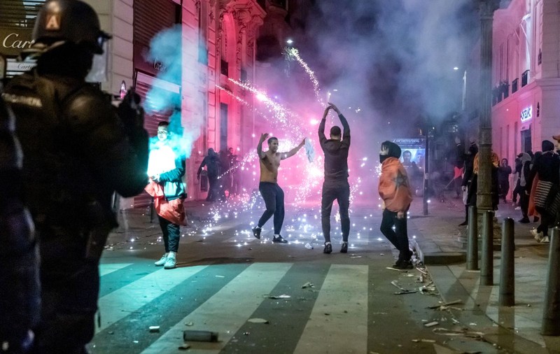 Ciocniri între poliție și suporteri la Paris după calificarea Franței și Marocului în semifinalele Cupei Mondiale. VIDEO