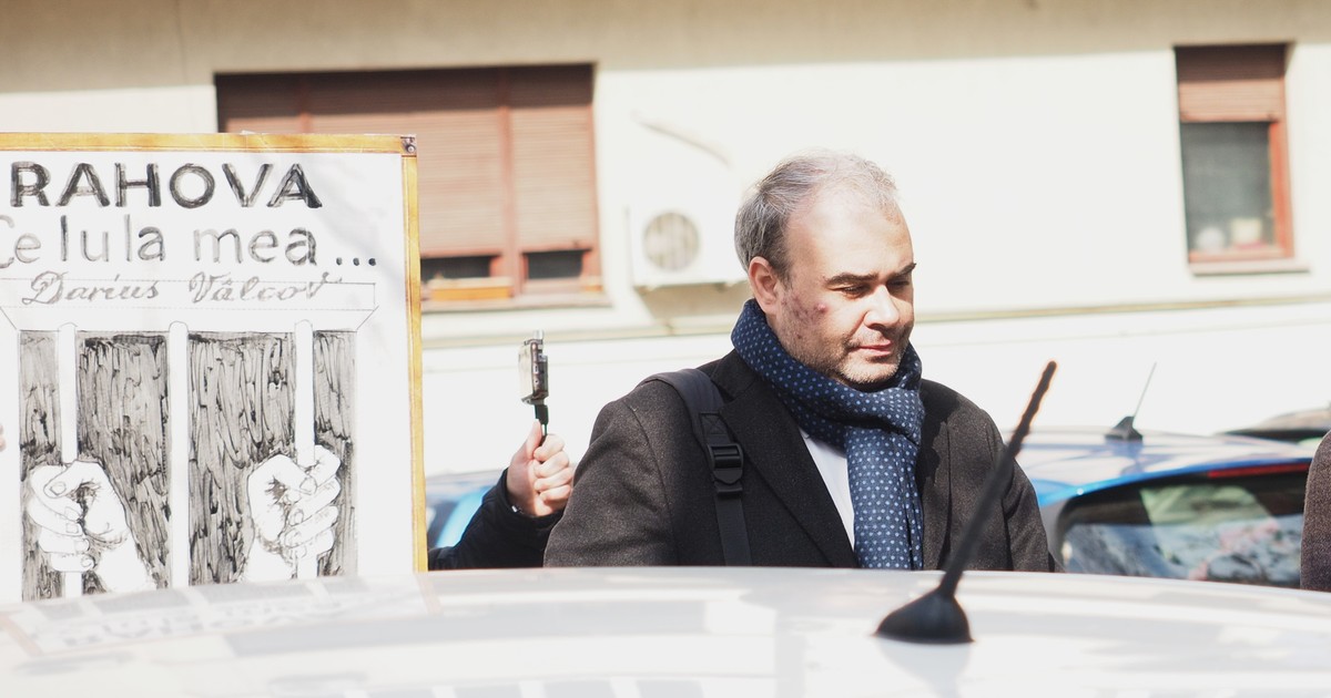 Darius Vâlcov, imbracat in sacou negru si fular la gat