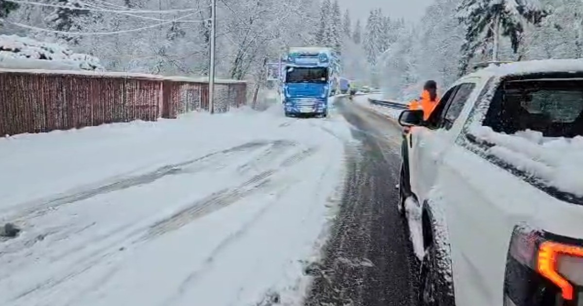 DN 1 între Brașov și Predeal a fost blocat de TIR-uri defecte sau fără anvelope de iarnă Sursă:Captură video