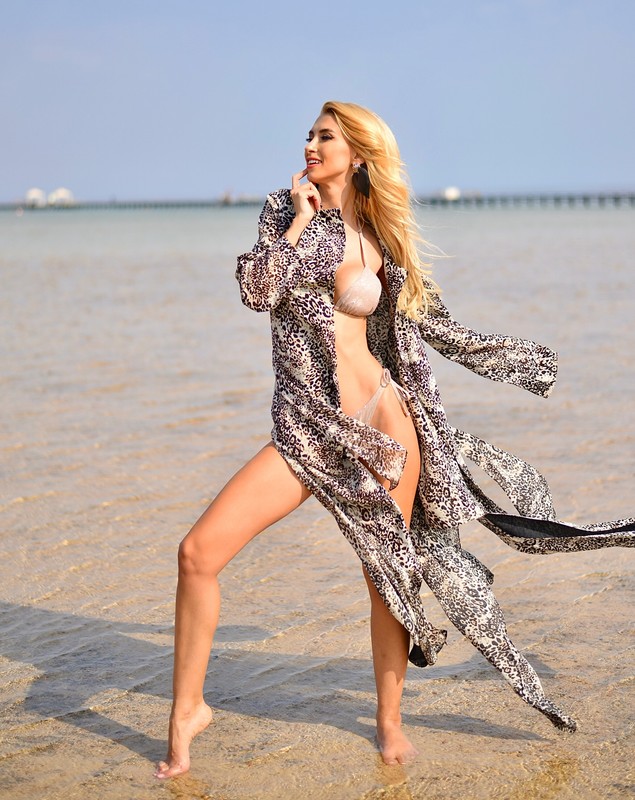 Imagini cu Andreea Bălan în costum de baie minuscul. Artista a făcut furori la plajă