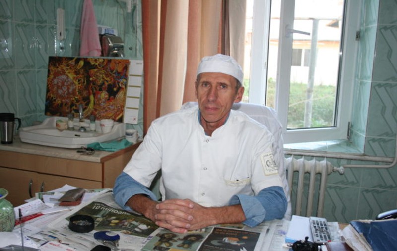 Medicul Mircea Duțescu din Vrancea, care și-a împărțit salariul cu infirmirele, a ajuns la spital
