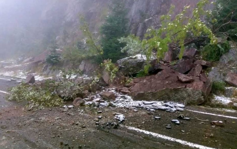 Avalanşă de pietre pe Transfăgărăşan. Purtător de cuvânt CNAIR: „Sperăm ca până seara să curăţăm drumul”