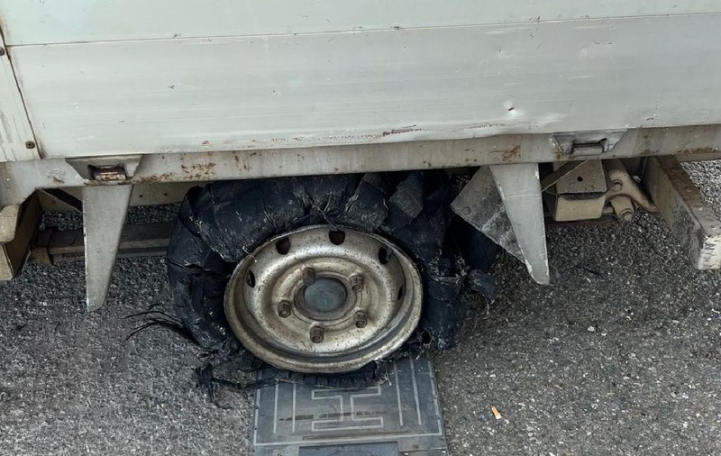 Un șofer de TIR circula cu anvelope vechi de 16 ani și polițiștii i-au confiscat camionul