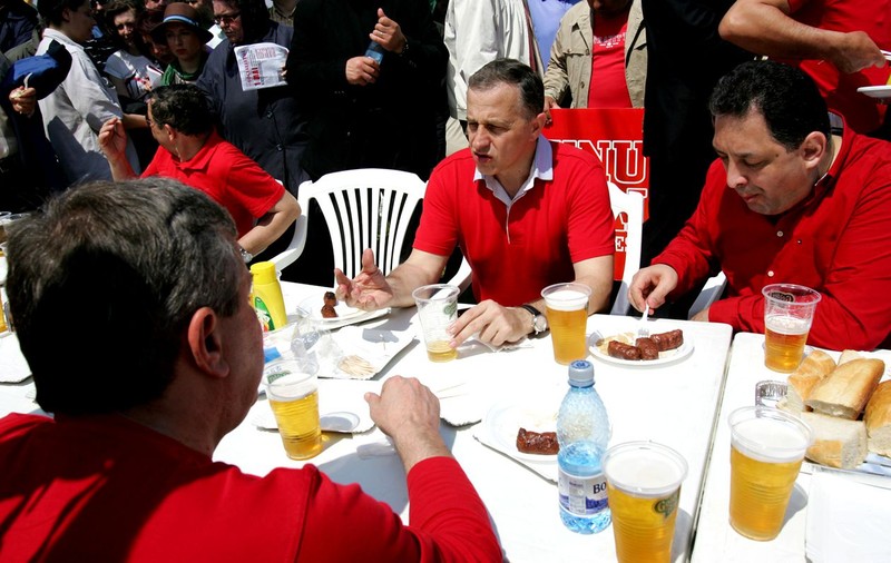 Cum sărbătoreau politicienii ziua de 1 Mai. Petreceri electorale cu mici şi bere, mitinguri și partide de pescuit