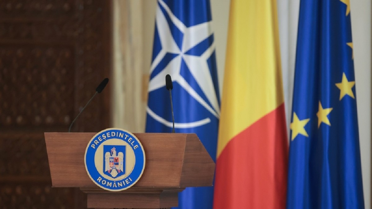 Cum depui o petiţie la Preşedinţie - Imagine cu pupitrul de la care vorbeşte presei preşedintele, la Palatul Cotroceni, pupitru pe care se distinge stema României