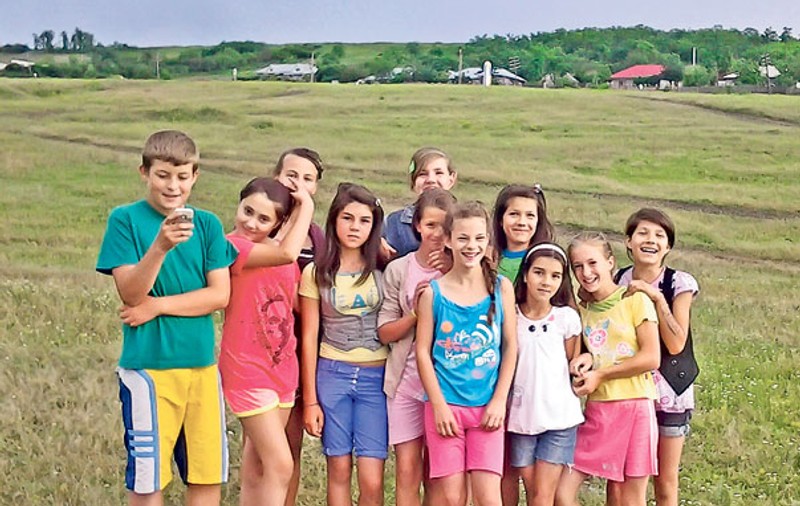 Satul-maternitate | În Valea Grecului este cea mai mare natalitate din ţară. Fiecare familie are cel puţin 5-6 urmaşi!