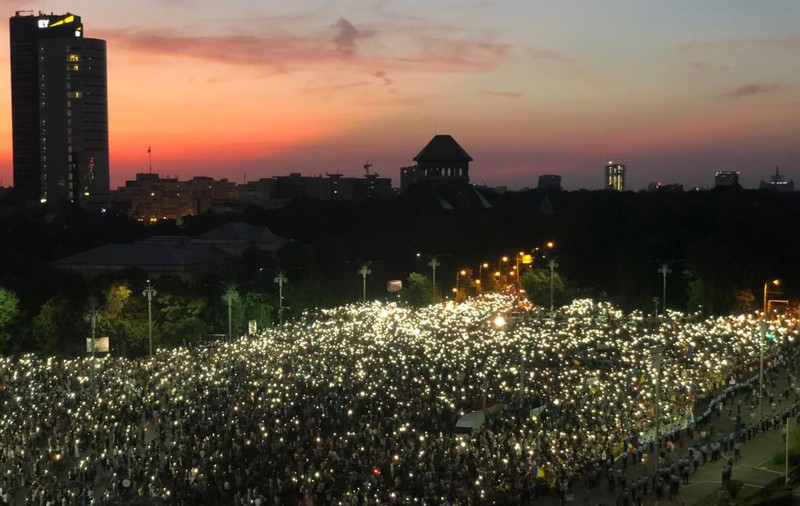 Protest în Piața Victoriei, 10 august 2019. Peste 20.000 de oameni au manifestat în fața Guvernului. Protestatarii au scandat numele Alexandrei la final