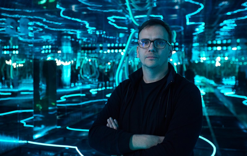 „În artă, nu ești niciodată singur” – Adrian Damian, omul din spatele SynergyX, instalația interactivă care va surprinde zecile de mii de vizitatori de la RDW 2024