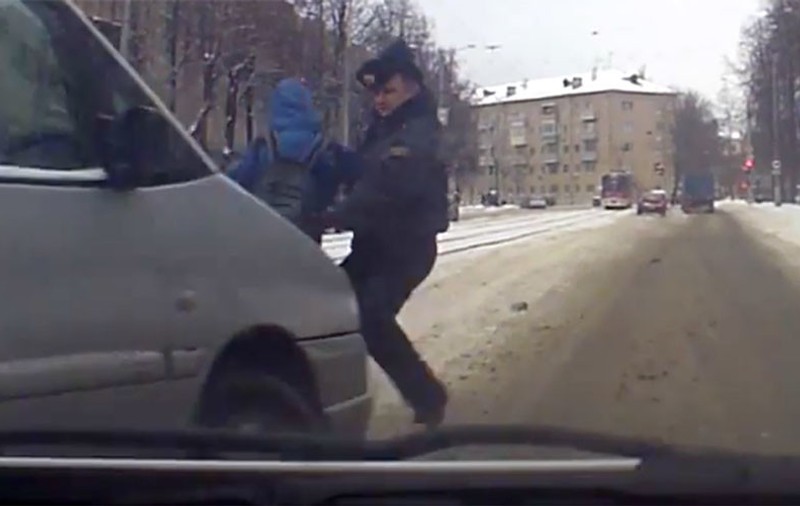 Intervenție eroică: Un polițist s-a aruncat în fața unei mașini pentru a apăra un copil / VIDEO