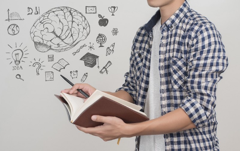 Un licean român întreabă pe internet: „La ce facultate să mă duc pentru bani?”. Ce răspunsuri a primit
