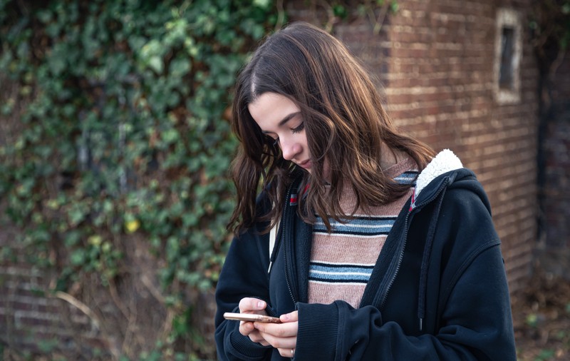 Copilul sau adolescentul stă prea mult pe telefon? Cum îl ajuți să redescopere viața din afara ecranului