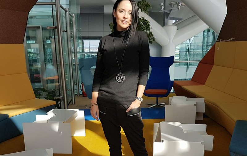 Andreea Marin, surprinsă în timp ce cântă la pian. S-a întâmplat în pauza dintre filmări. “Mi se făcuse dor”