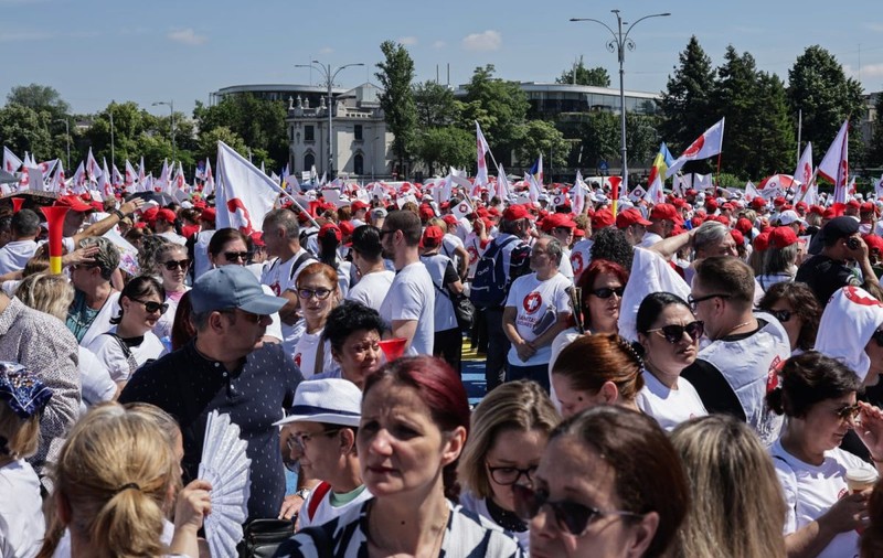 Ultima formă a legii salarizării: sporuri pentru profesorii cu 30 de ani vechime și transferuri distincte pentru Sănătate