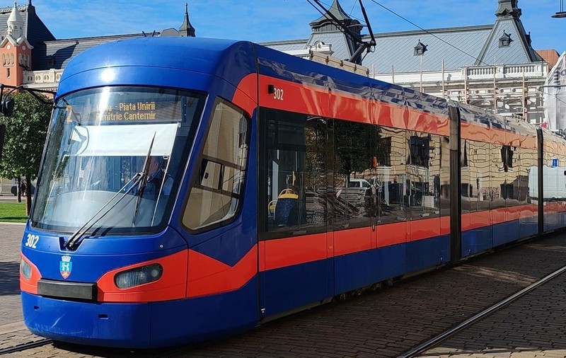 Șoferii din Oradea au făcut atât de multe accidente cu tramvaiele noi din oraș, încât mai mult de jumătate din ele sunt acum în service