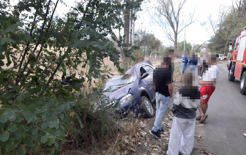 Un copac doborât de vânt a provocat un accident cu trei mașini, în Argeș. Un șofer a fost rănit