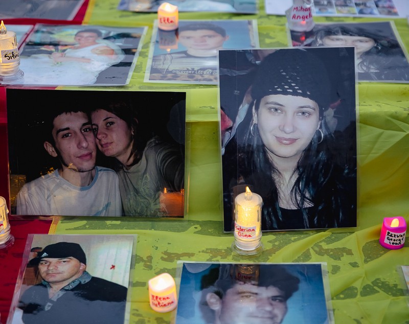 REPORTAJ. Victimele accidentelor auto au fost comemorate, la Bârlad, cu preot şi poliţişti: „Să nu mai avem asfalt însângerat!”