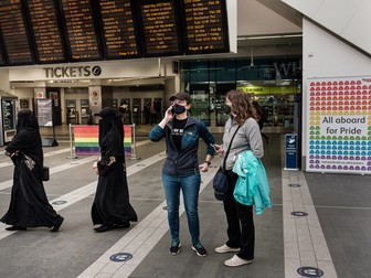 Ella și Crina, în gara din Birmingham, unde așteaptă un prieten. UK, august 2021
