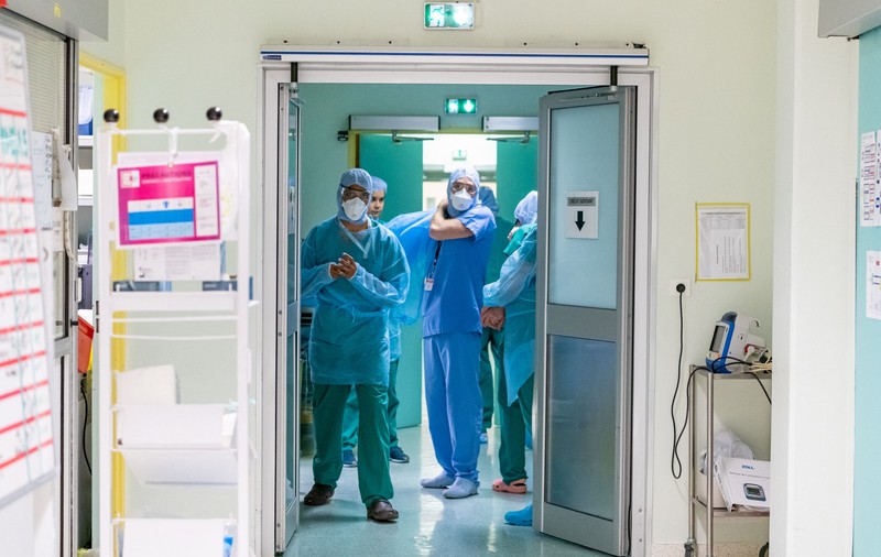 Medic român în Anglia: “60-70% din personal are simptome de COVID, dar nu se pune problema închiderii spitalului”