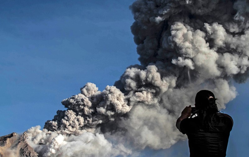 Alertă aviatică severă după erupția unui vulcan din Alaska