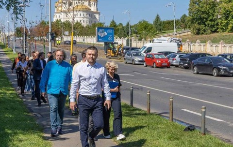 Primăria Capitalei a început în martie 2026 acțiunile de eliberare a trotuarelor de mașinile parcate neregulamentar. Foto: PMB