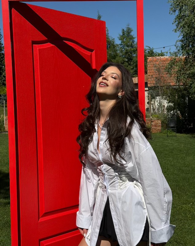 Cum a apărut Cleopatra Stratan în videoclipul piesei „Mă iubesc așa cum sunt”. Motivul pentru care a lansat această melodie