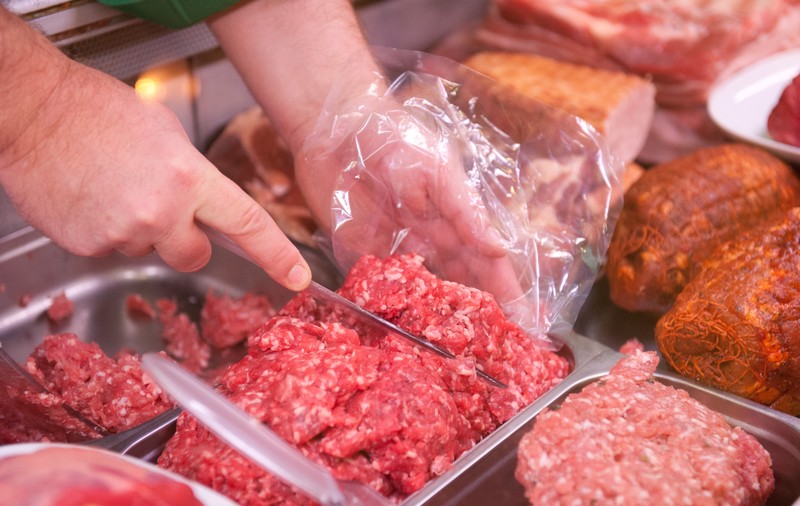 ROMÂNII mănâncă mai puţin. CONSUMUL de CARNE a scăzut cu 25% în ultimii 5 ani