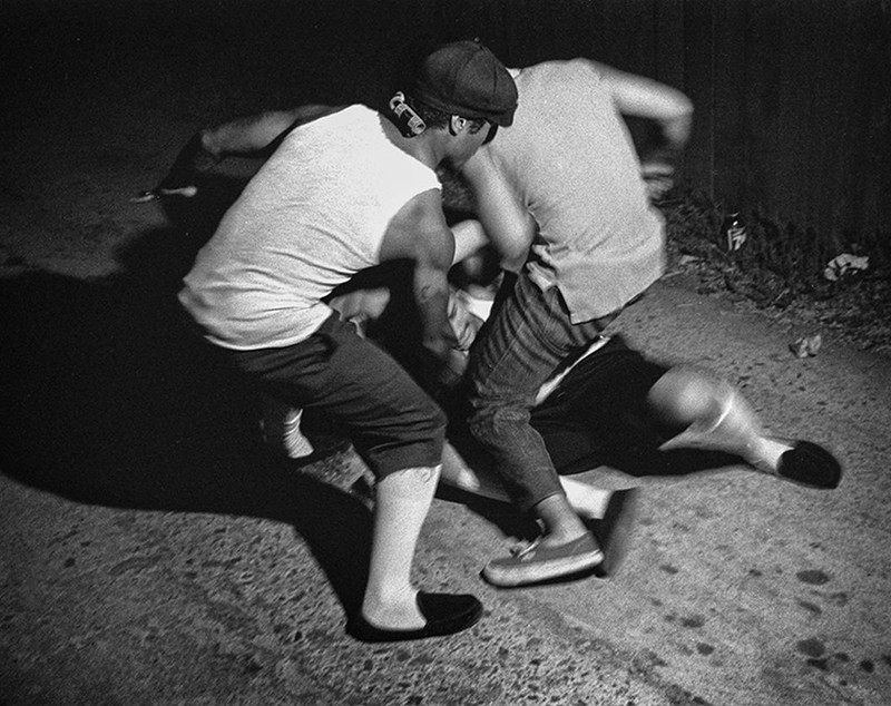 Cum arătau soldații străzilor în anii '80! Imagini brutale din interiorul celor mai periculoase bande din Los Angeles: armele, drogurile și bătăile erau la ordinea zilei