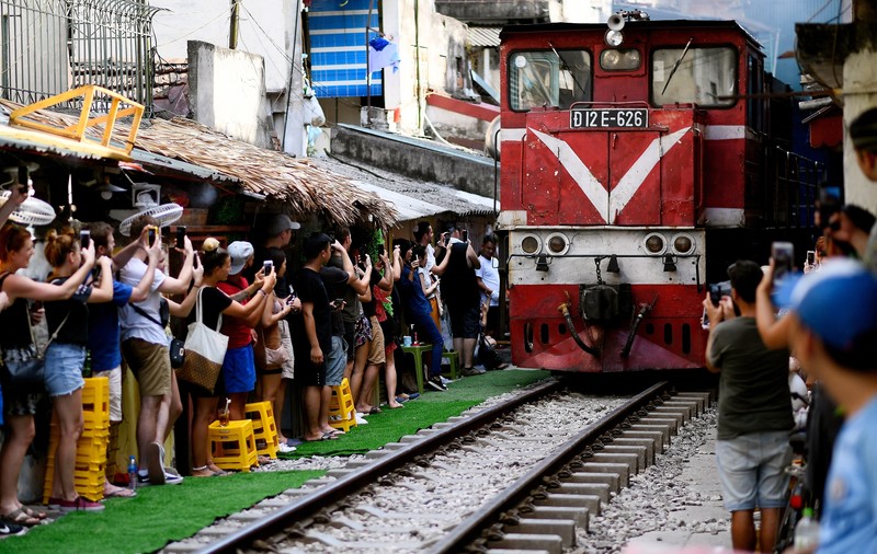 „Strada Trenului” din centrul orașului Hanoi, închisă după un accident, spre nemulțumirea turiștilor