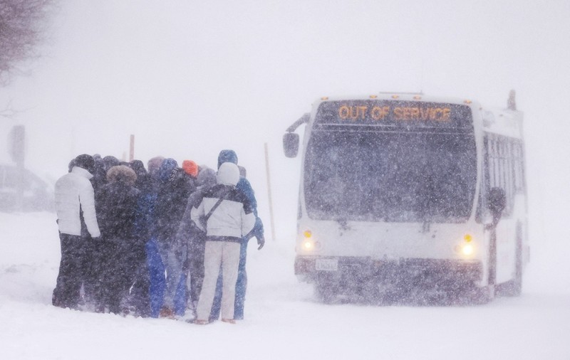 O furtună de zăpadă a lovit vestul Statelor Unite, cu vânturi de peste 300 km/h. Stratul de zăpadă ajunge și la 3 metri | VIDEO