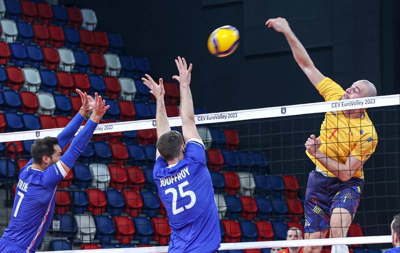 „Tricolorii” au răpus campioana olimpică en-titre. Voleibaliștii români au învins Franța și s-au calificat în „optimile” Campionatului European