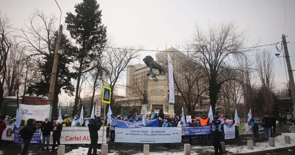 Protest în fața Administrației Prezidențiale. Oamenii cer salarii și pensii mai mari
