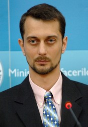 Alin Șerbănescu a ocupat în 2009 poziția de purtător de cuvânt la Ministerul Afacerilor Externe. Foto: Agerpres