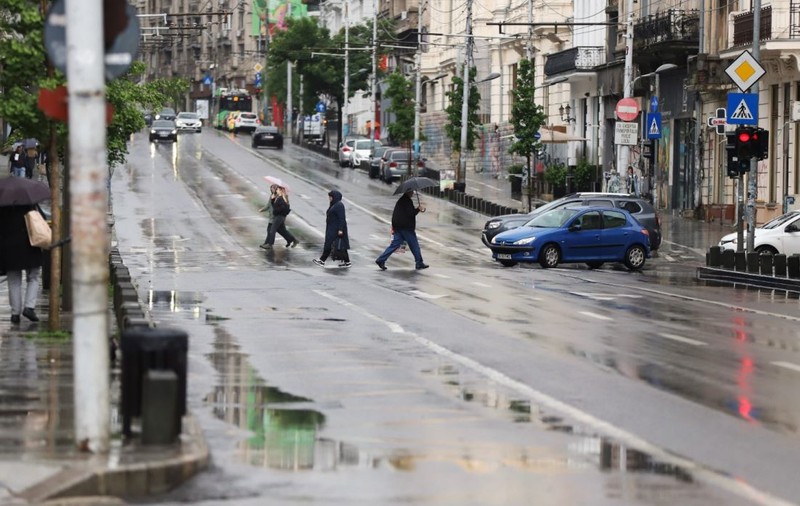 Avertizare meteo de ploi torențiale, vijelii, dar și caniculă. Temperaturile vor ajunge și la 37 de grade. Harta zonelor vizate de codurile portocalii și galbene