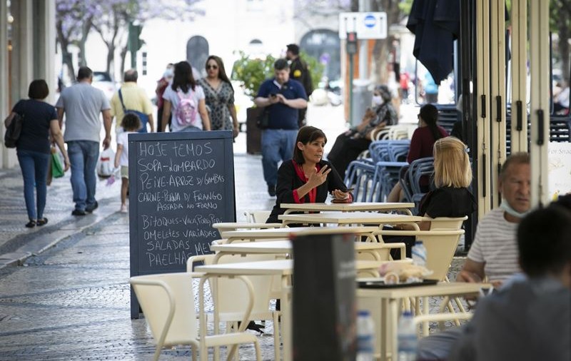Un chelner a chemat poliția după ce un turist străin a comandat o „grenadă”, în loc de suc de rodie, la un  restaurant din Lisabona